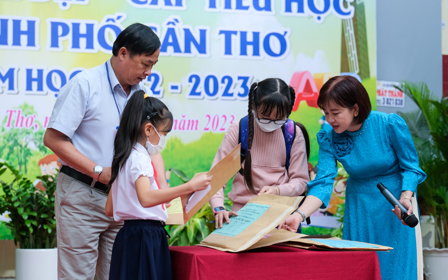 Các em học sinh kiểm tra túi đựng bài thi. Các em học sinh kiểm tra túi đựng bài thi.