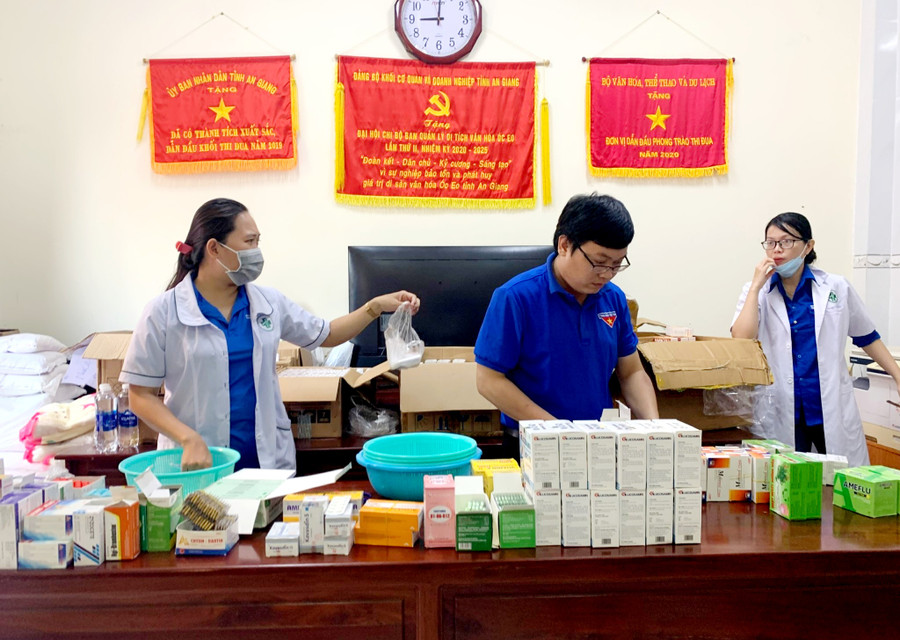 Khám cấp thuốc miễn phí cho 200 người dân. Khám cấp thuốc miễn phí cho 200 người dân.