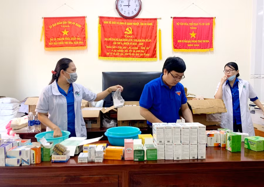 Khám cấp thuốc miễn phí cho 200 người dân.