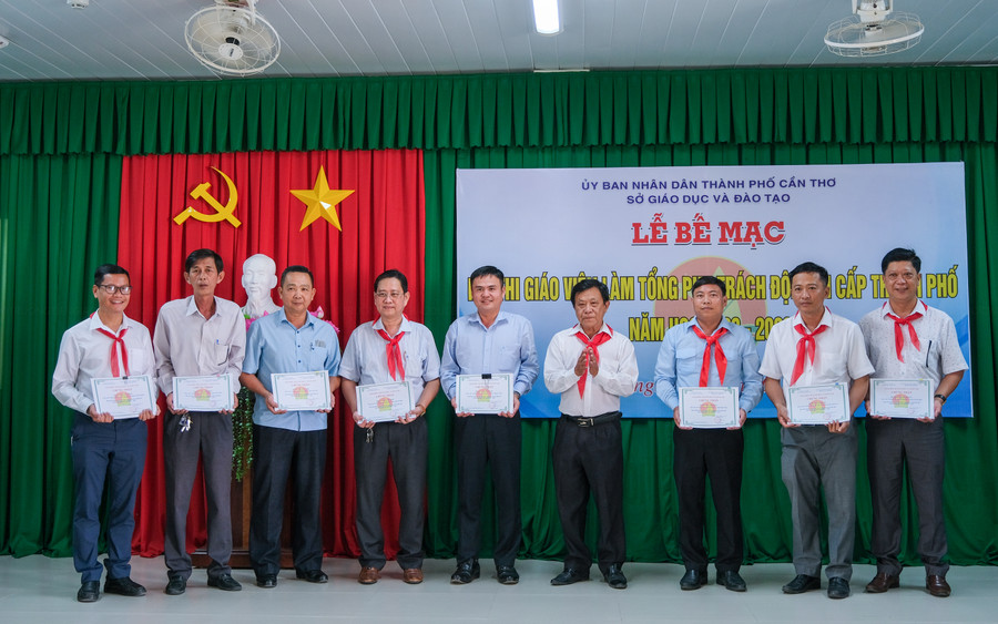 Ban tổ chức trao giải thưởng tại hội thi. Ban tổ chức trao giải thưởng tại hội thi.