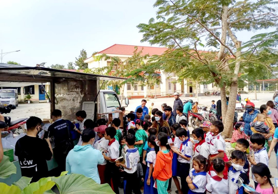 Các em thiếu nhi hào hứng tham gia Chương trình "Chuyến xe yêu thương". Các em thiếu nhi hào hứng tham gia Chương trình "Chuyến xe yêu thương".