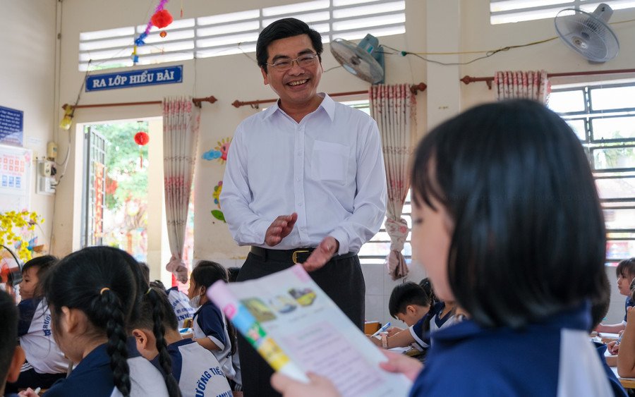 Lãnh đạo Sở GD&amp;ĐT Cần Thơ gặp gỡ học sinh đầu năm mới.