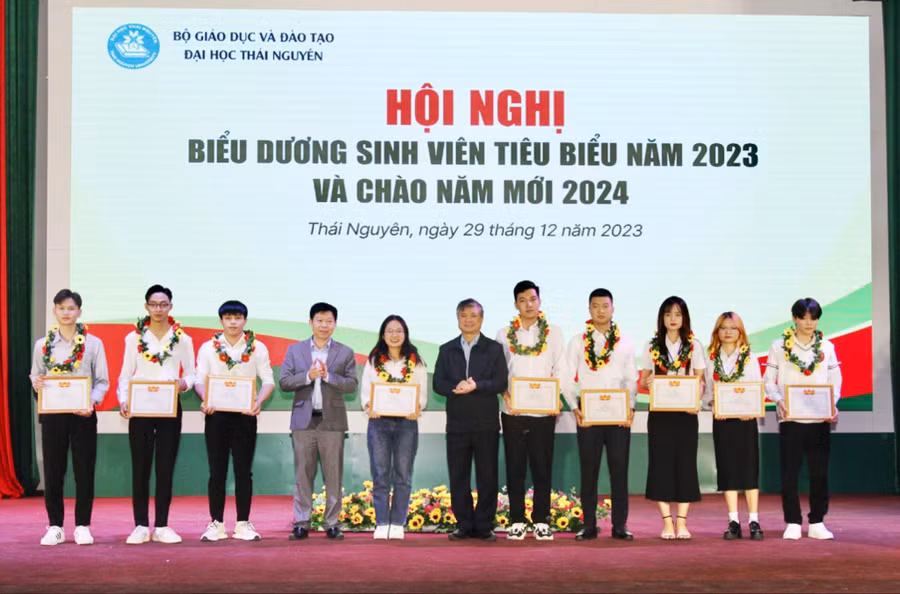 Các em sinh viên được tuyên dương hôm nay đã có nhiều cố gắng, là những tấm gương tiêu biểu “vượt khó, vươn lên”.