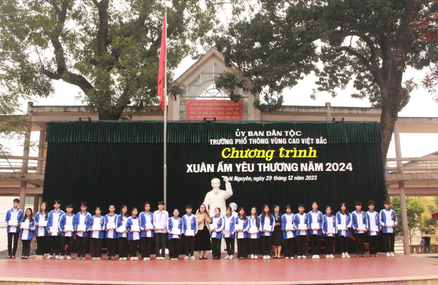 Công đoàn Giáo dục Việt Nam trao quà cho học sinh trường PT Vùng cao Việt Bắc. Công đoàn Giáo dục Việt Nam trao quà cho học sinh trường PT Vùng cao Việt Bắc.