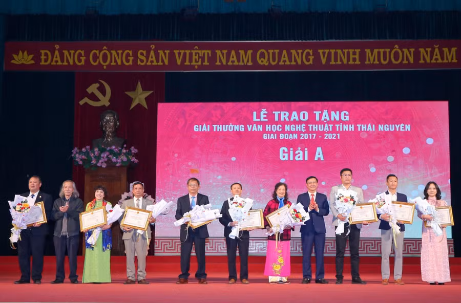 70 tác giả nhóm tác giả đoạt Giải thưởng Văn học nghệ thuật tỉnh Thái Nguyên.