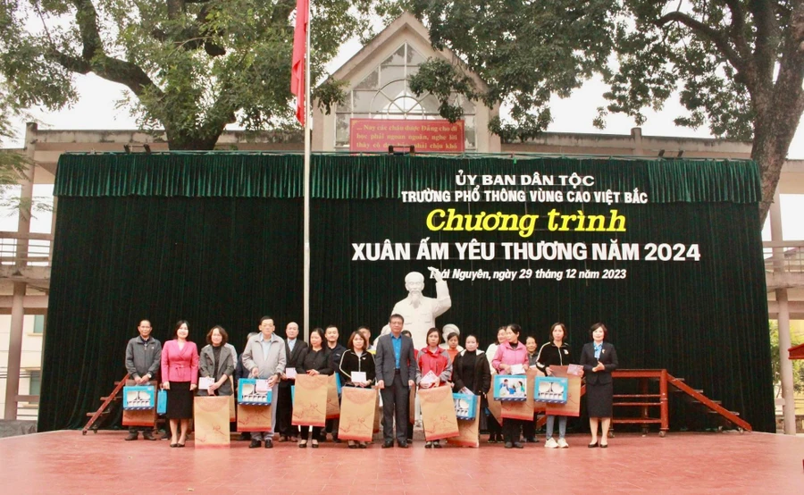 Chăm lo tết cho cán bộ, nhà giáo và học sinh vùng cao.