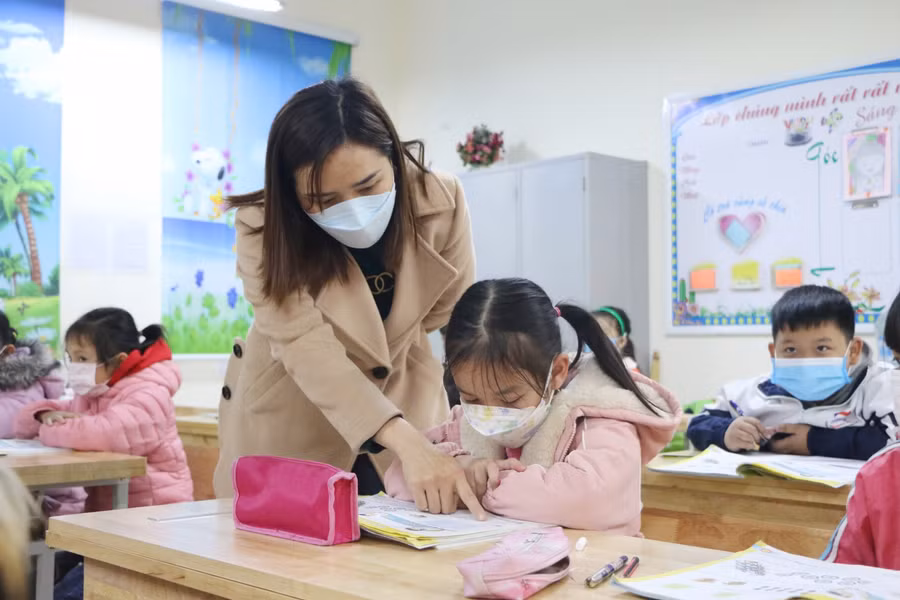 Với trẻ từ lớp 2 trở lên, sau khi phổ biến các biện pháp phòng dịch thì cô giáo sẽ kiểm tra bài tập của học sinh.