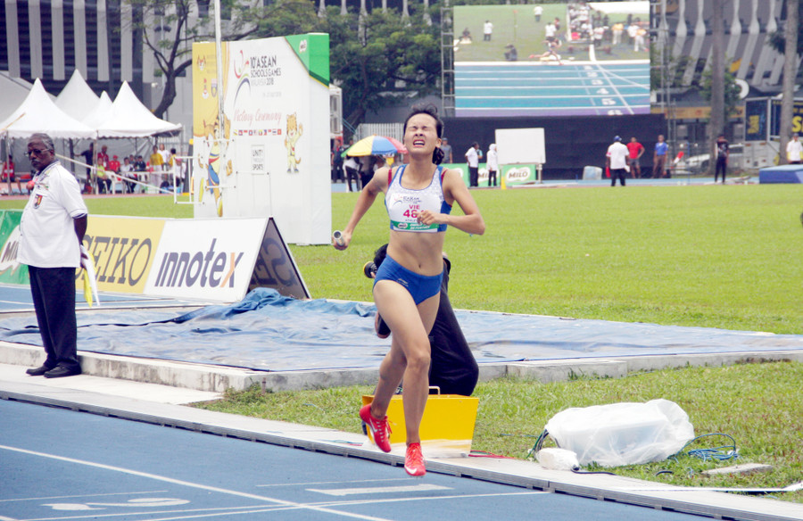 Bước bứt tốc về đích của Bùi Thị Trang ở nội dung 4x400m