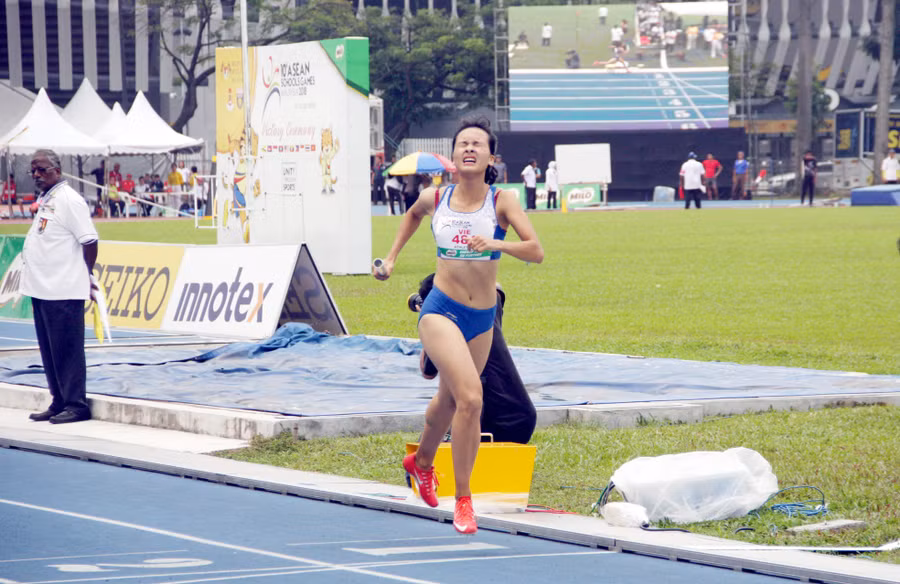 Bước bứt tốc về đích của Bùi Thị Trang ở nội dung 4x400m