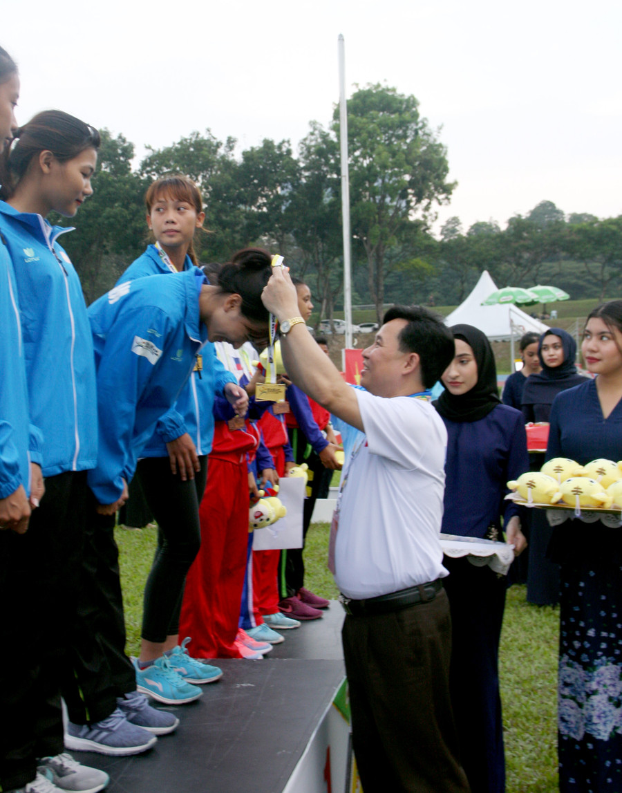 Ông Lê Mạnh Hùng - Trưởng đoàn thể thao học sinh Việt Nam trao huy chương cho các vận động viên điền kinh giành huy chương