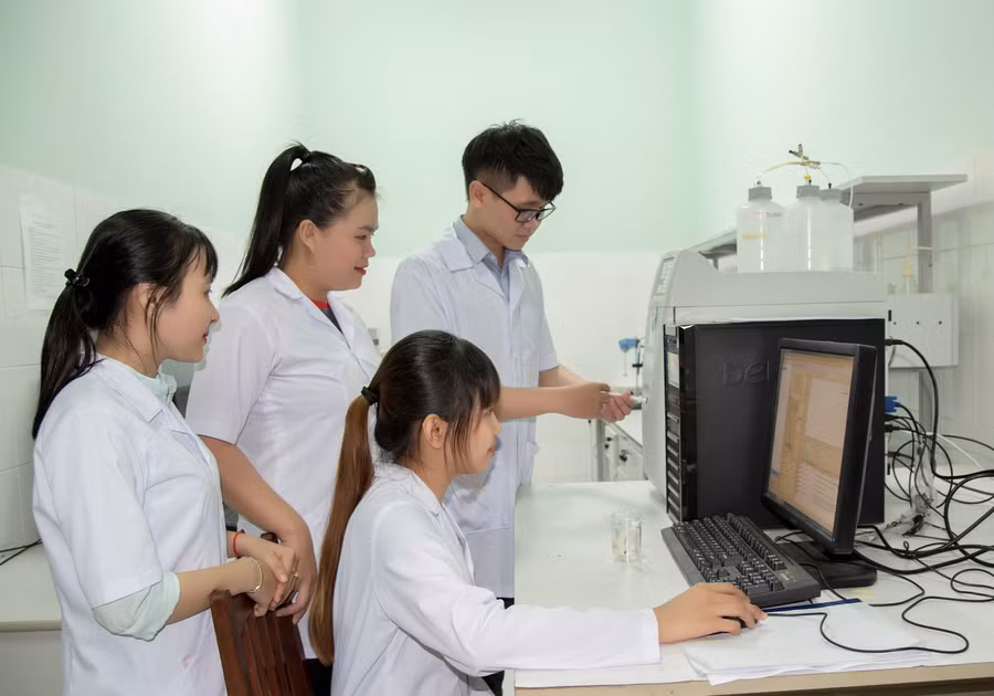 SV Khoa Sư phạm Trường ĐH Đồng Tháp trong giờ thực hành.