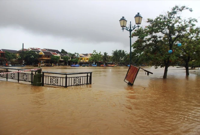 Mưa lũ tràn vào phố cổ Hội An (Quảng Nam)