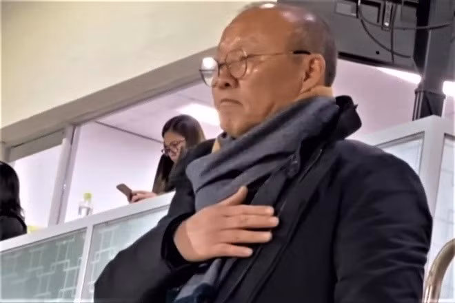 Ông Park đến sân Jeju World Cup cổ vũ đội tuyển nữ.