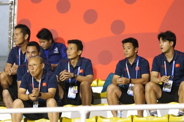 Huấn luyện viên Park Hang-seo cùng ekip trợ lí của mình có mặt trên khán đài sân Rizal Memorial để cổ vũ cho tuyển nữ Việt Nam thi đấu. Huấn luyện viên Park Hang-seo cùng ekip trợ lí của mình có mặt trên khán đài sân Rizal Memorial để cổ vũ cho tuyển nữ Việt Nam thi đấu.
