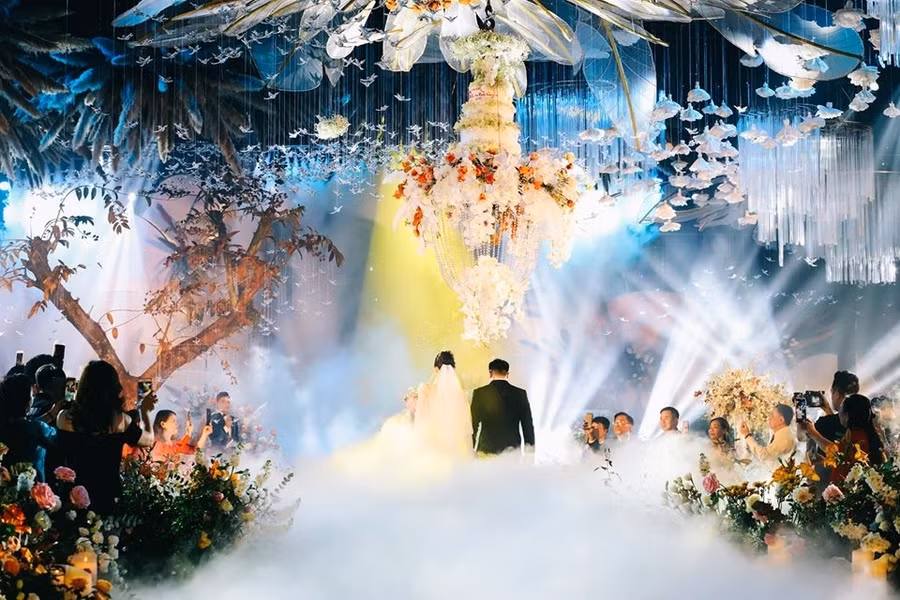 Cô dâu, chú rể của đám cưới siêu khổng lồ ở Quảng Ninh là ai?