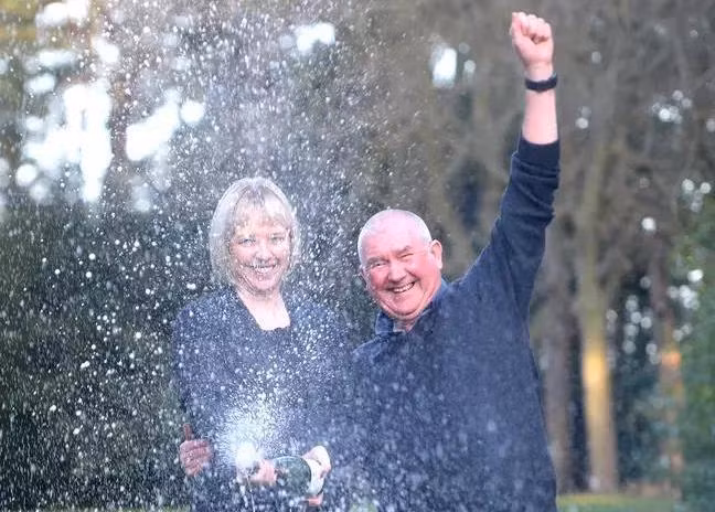 Chỉ trong 3 ngày, cặp vợ chồng vừa trúng số triệu USD, vừa nhận được tin vui vỡ òa hạnh phúc