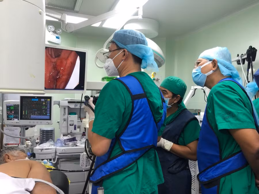 Các bác sĩ đang thực hiện kỹ thuật.