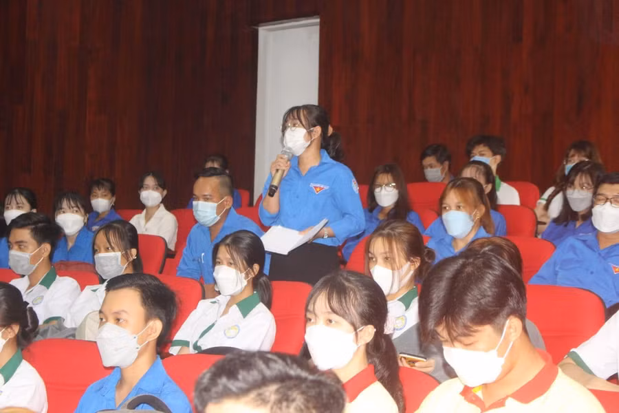 Các bạn đoàn viên, thanh niên trực tiếp bày tỏ tâm tư, nguyện vọng của mình với lãnh đạo thành phố