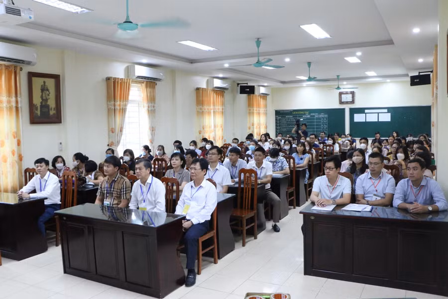 Công tác quán triệt quy chế thi tới các cán bộ làm công tác thi luôn là nhiệm vụ hàng đầu mà lãnh đạo tỉnh Nam Định chỉ đạo tới các hội đồng thi.