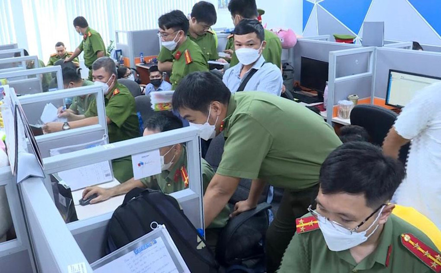 Công an kiểm tra, khám từng máy tính để tìm chứng cứ phạm tội - ảnh Công an cung cấp Công an kiểm tra, khám từng máy tính để tìm chứng cứ phạm tội - ảnh Công an cung cấp