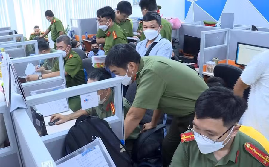 Công an kiểm tra, khám từng máy tính để tìm chứng cứ phạm tội - ảnh Công an cung cấp