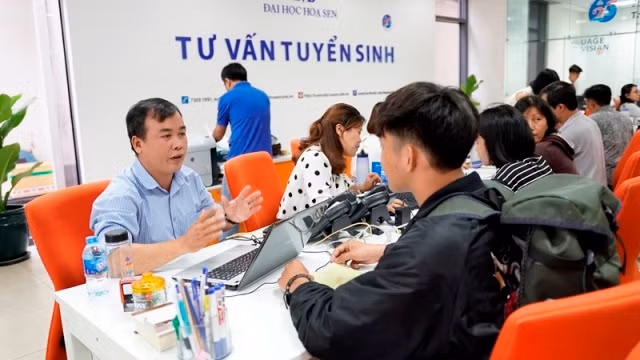 Chuyên viên phòng tư vấn tuyển sinh Trường ĐH Hoa Sen đang tư vấn cho thí sinh