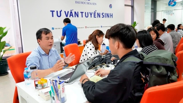 Chuyên viên phòng tư vấn tuyển sinh Trường ĐH Hoa Sen đang tư vấn cho thí sinh