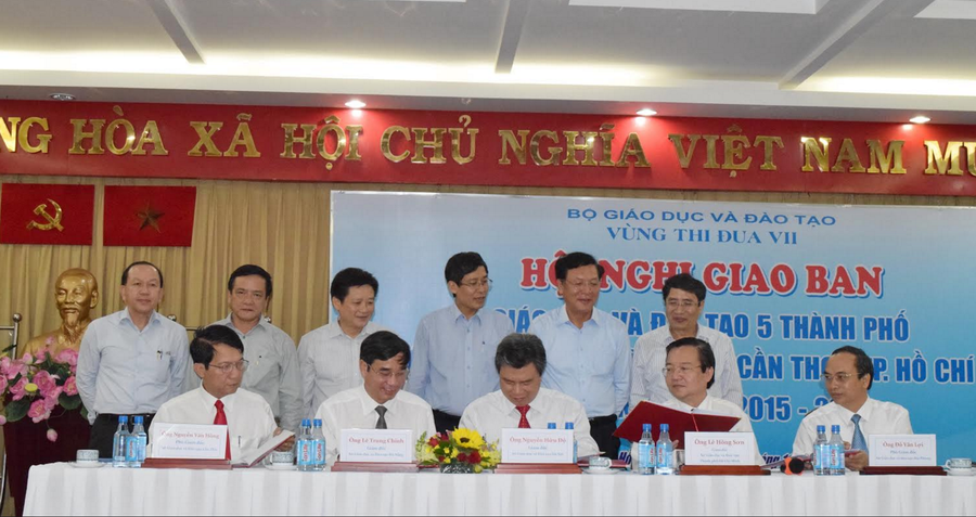 Lãnh đạo 5 thành phố trực thuộc Trung ương ký giao ước thi đua dưới sự chứng kiến của Bộ trưởng Phạm Vũ Luận và lãnh đạo các Vụ, Cục (Bộ GD&ĐT)