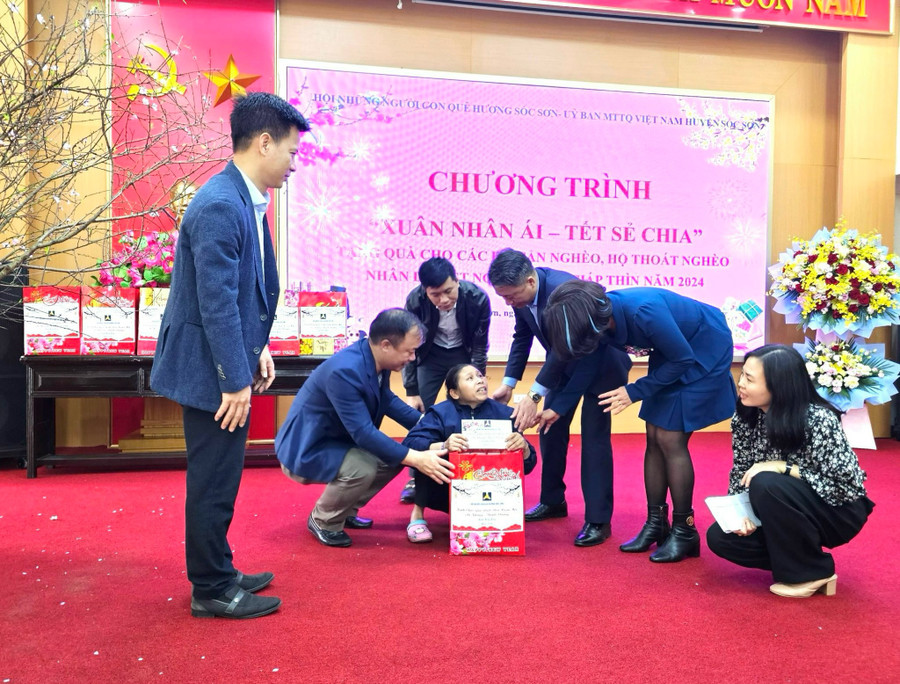 Đại diện Hội Những người con quê hương Sóc Sơn tặng quà hộ nghèo trong huyện. Đại diện Hội Những người con quê hương Sóc Sơn tặng quà hộ nghèo trong huyện.