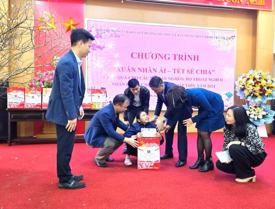 Đại diện Hội Những người con quê hương Sóc Sơn tặng quà hộ nghèo trong huyện.