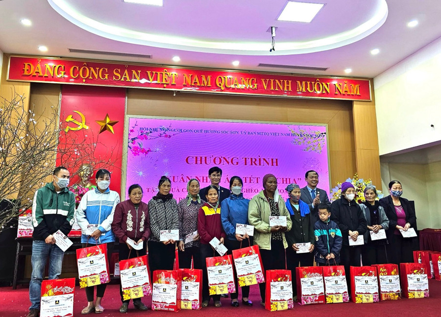 Những phần quà Tết trao tới tay hộ nghèo tại huyện Sóc Sơn. Những phần quà Tết trao tới tay hộ nghèo tại huyện Sóc Sơn.