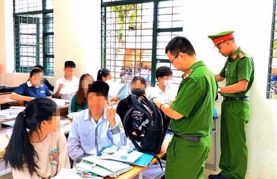 Công an kiểm tra dưới sự chứng kiến của Phòng GD&ĐT, Ban giám hiệu nhà trường. (Ảnh: CATH). Công an kiểm tra dưới sự chứng kiến của Phòng GD&ĐT, Ban giám hiệu nhà trường. (Ảnh: CATH).