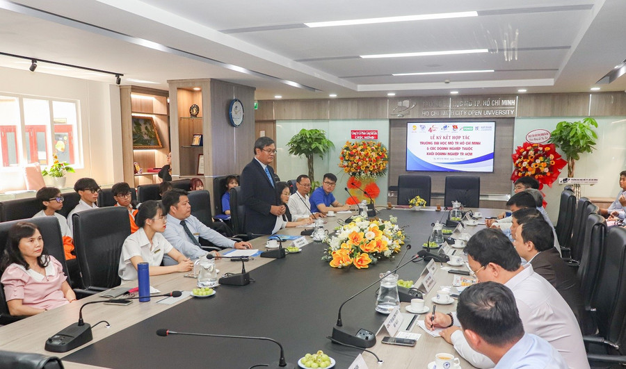 GS Nguyễn Minh Hà, Hiệu trưởng Trường ĐH Mở TPHCM phát biểu tại lễ ký kết.