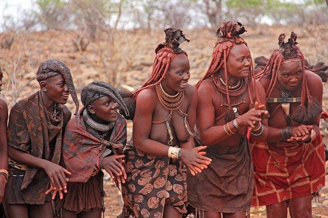 Phụ nữ Himba làm đẹp bằng cách bôi loại &quot;bùn đỏ&quot; lên đầu tóc.