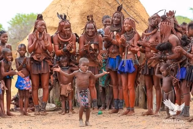 Những người đẹp ngực trần của bộ lạc Himba. (Ảnh: Normadic-by-nature). 