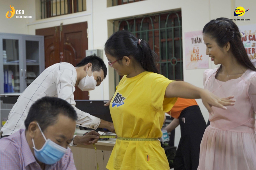 Phụ huynh gấp rút nộp hồ sơ vào 10 tại trường THPT Phạm Ngũ Lão ảnh 3 Phụ huynh gấp rút nộp hồ sơ vào 10 tại trường THPT Phạm Ngũ Lão ảnh 3