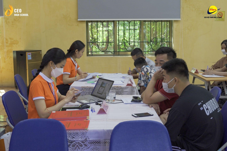 Cán bộ trường THPT Phạm Ngũ Lão làm thủ tục tiếp nhận hồ sơ nhập học ngày 10/7. Cán bộ trường THPT Phạm Ngũ Lão làm thủ tục tiếp nhận hồ sơ nhập học ngày 10/7.