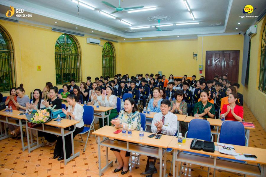 Học sinh trường THPT Phạm Ngũ Lão trong một buổi giao lưu - gặp gỡ với Hiệp hội nữ Doanh nhân doanh nghiệp vừa và nhỏ Việt Nam. Học sinh trường THPT Phạm Ngũ Lão trong một buổi giao lưu - gặp gỡ với Hiệp hội nữ Doanh nhân doanh nghiệp vừa và nhỏ Việt Nam.