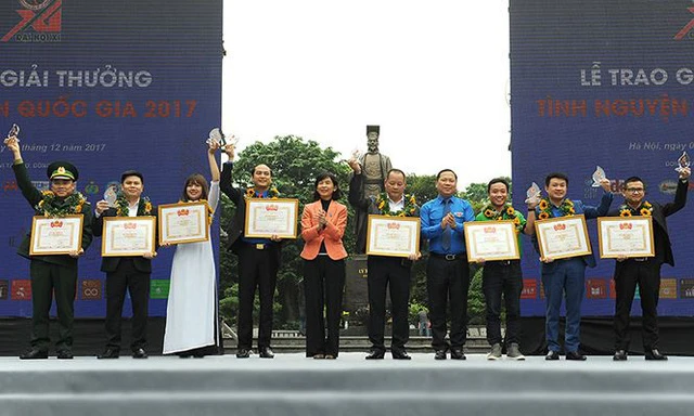 Anh Nguyễn Phi Long, Bí thư Trung ương Đoàn Thanh niên Cộng sản Hồ Chí Minh trao giải cho tập thể, cá nhân có thành tích xuất sắc trong công tác tình nguyện.