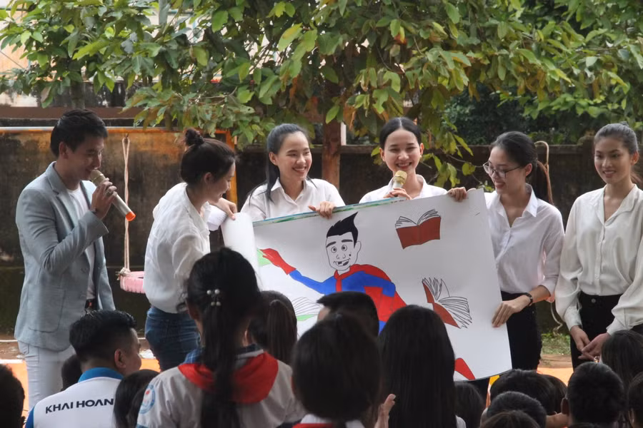 Các thí sinh hoa hậu Việt Nam tổ chức vui chơi cho các em nhỏ.