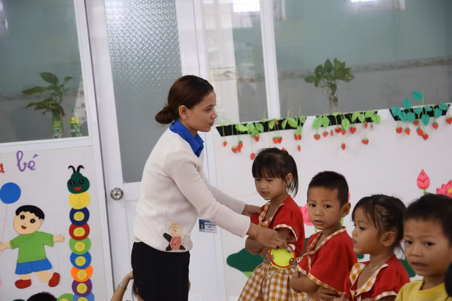 Cô Linh cùng học sinh dân tộc