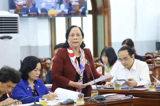 Bà Phạm Thị Hải Chuyền, Chủ tịch Hội người cao tuổi Việt Nam phát biểu tại Hội nghị