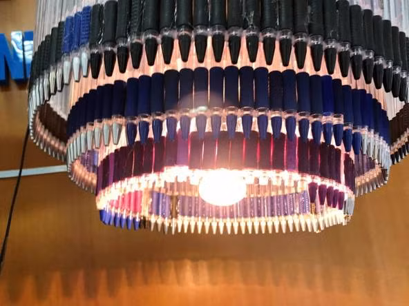 Mô hình đèn chùm gửi gắm tâm nguyện của Ban tổ chức chương trình Vì Mái Trường Xanh: thắp sáng niềm tin đến trường cho các em học sinh nghèo vượt khó, giúp các em vững bước trên con đường theo đuổi tri thức.