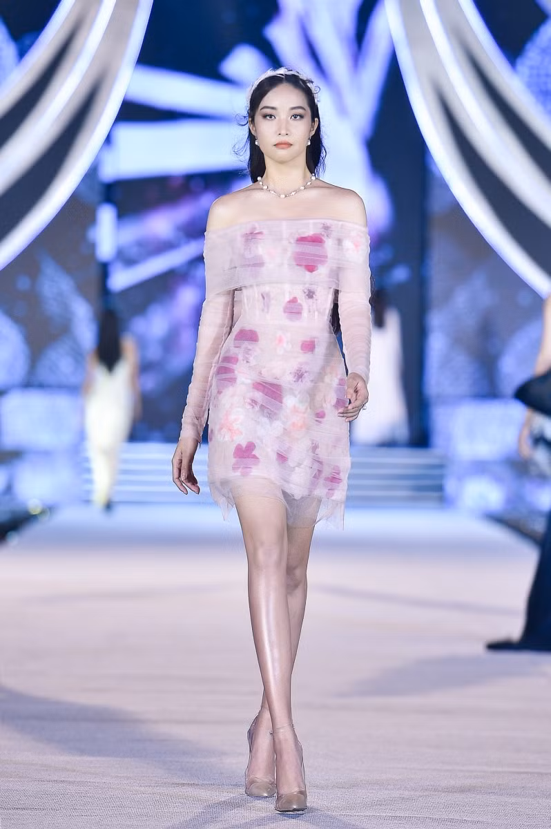 Tiểu Vy, Kỳ Duyên đọ catwalk trong bộ sưu tập của NTK Lê Thanh Hòa ảnh 3