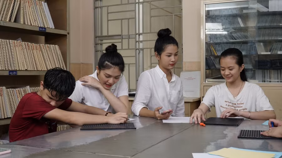 Thí sinh Hoa hậu Việt Nam viết chữ nổi, chia sẻ với trẻ em ở mái ấm khiếm thính ảnh 2