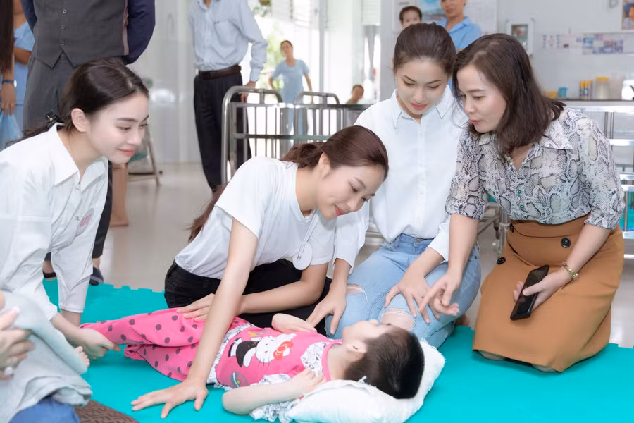 Thí sinh Hoa Hậu Việt Nam 2020 cùng nhau vận chuyển nửa tấn gạo làm từ thiện ảnh 3