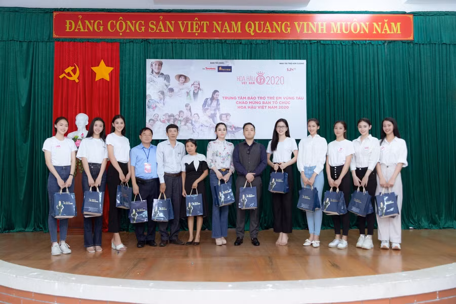 Thí sinh Hoa Hậu Việt Nam 2020 cùng nhau vận chuyển nửa tấn gạo làm từ thiện ảnh 4
