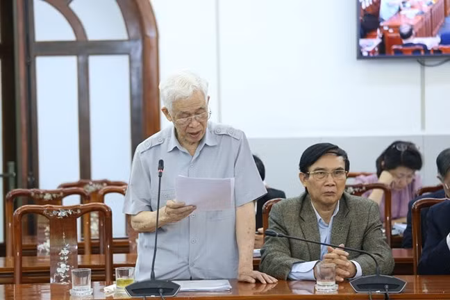 Ông Lù Văn Que, Ủy viên Đoàn Chủ tịch UBTƯ MTTQ Việt Nam phát biểu tại Hội nghị