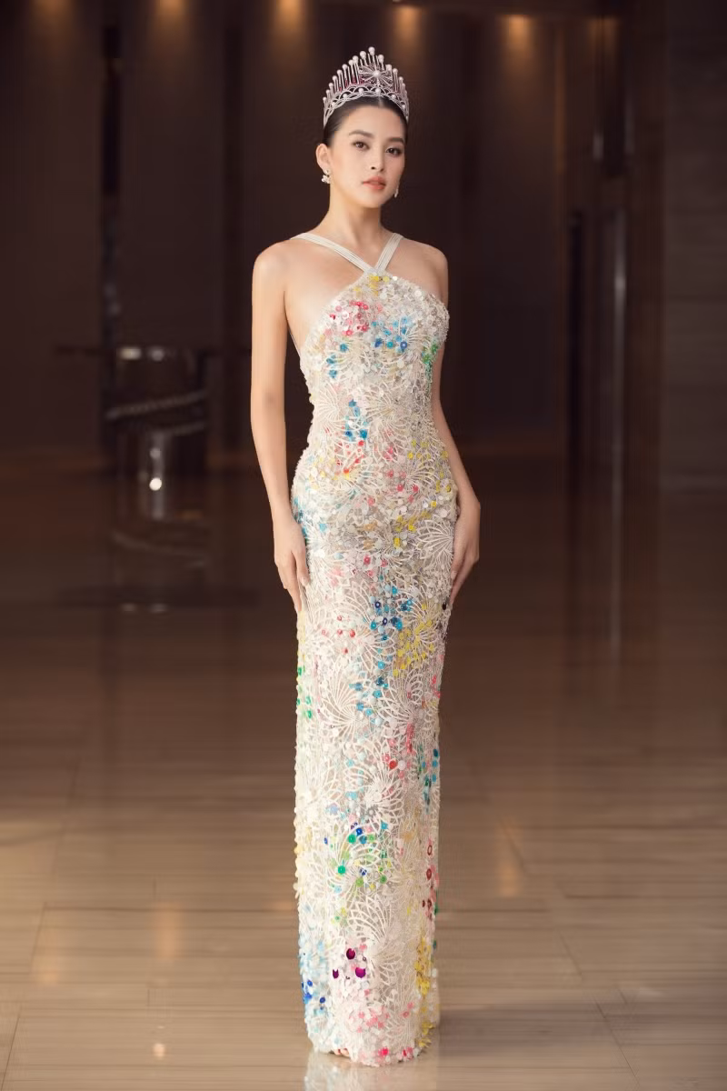 Tiểu Vy “thống trị” thảm đỏ họp báo Chung kết toàn quốc HHVN với đầm xuyên thấu ảnh 1