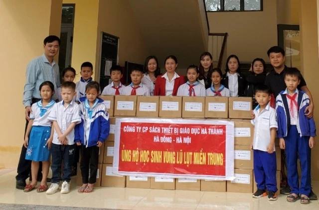 Đoàn công tác thăm và tặng quà cho các em học sinh.